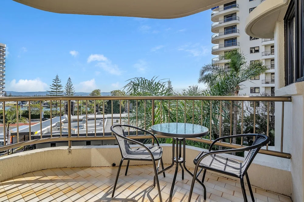 Terrific Location, Large 2BR, 2 Bath Apt