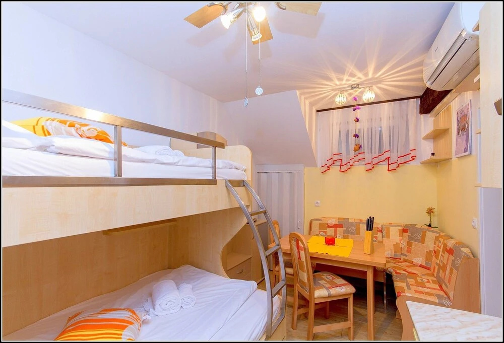 La Vela Guest House AK
