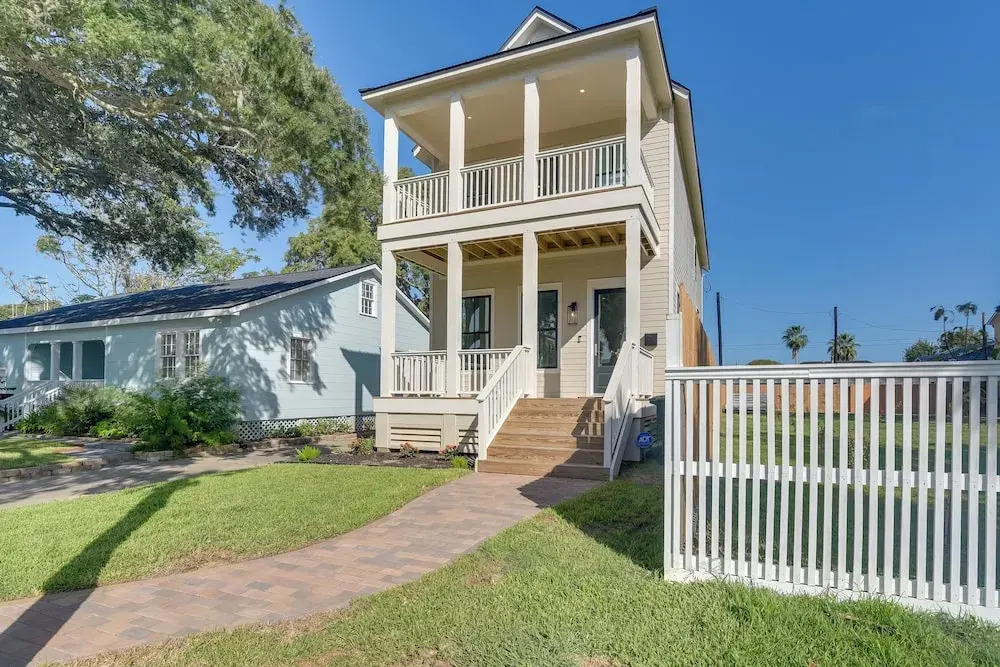 1 Mi to Ocean! Galveston Getaway w/ 2 Balconies