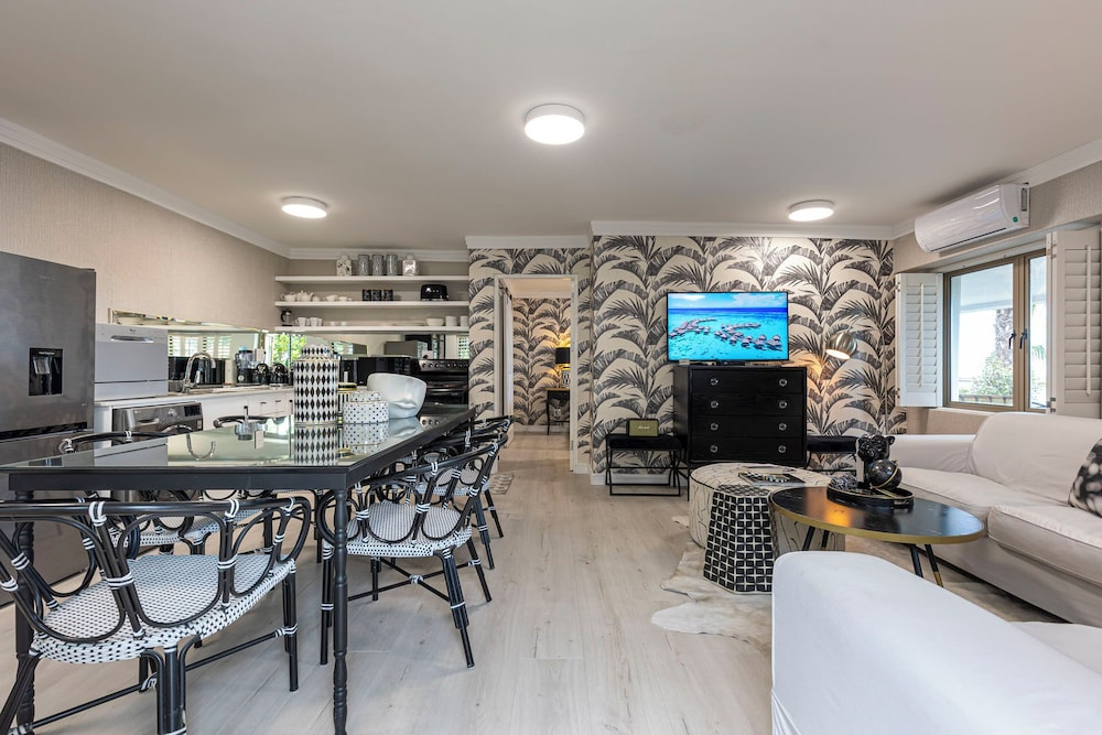 Clifton YOLO Spaces - Clifton White House Villa