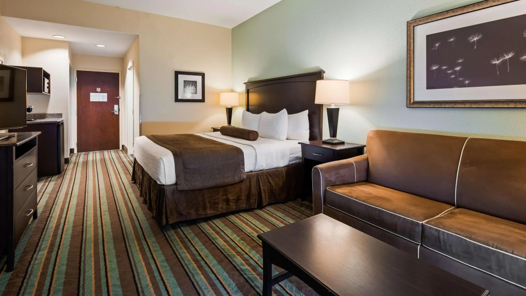 Best Western Plus Chain of Lakes Inn & Suites