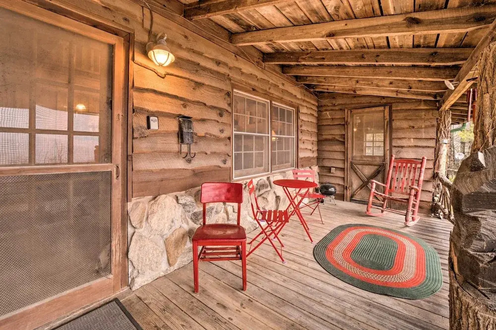Rustic Maggie Valley Cabin w/ Mountain Views!