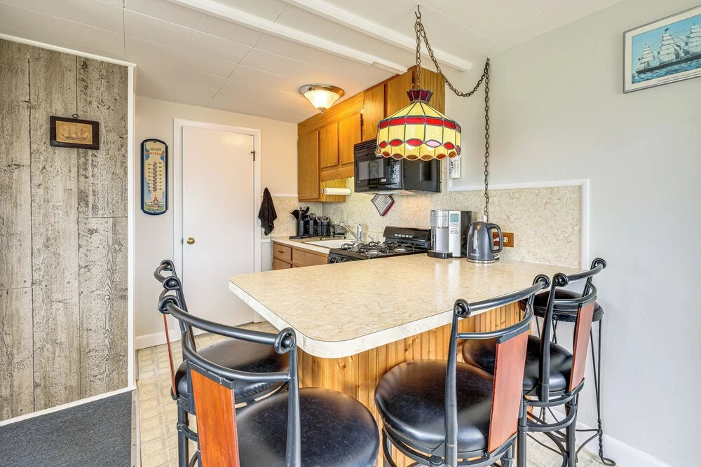 Walk to Beach & Pool! East End P-town Condo