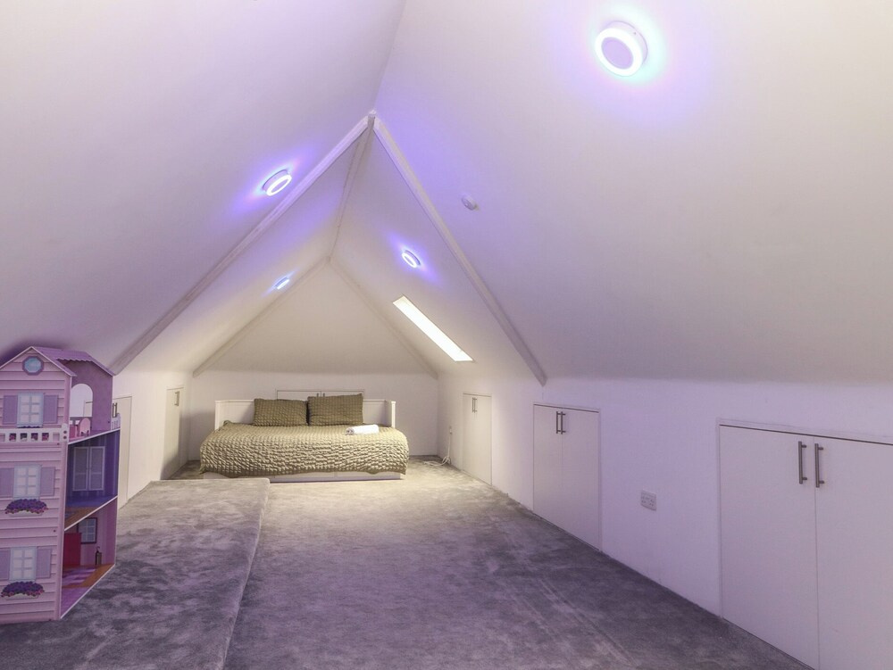 Falcon Bal House