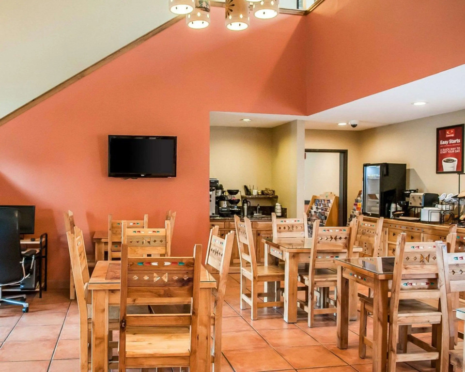 Econo Lodge Inn & Suites Santa Fe South