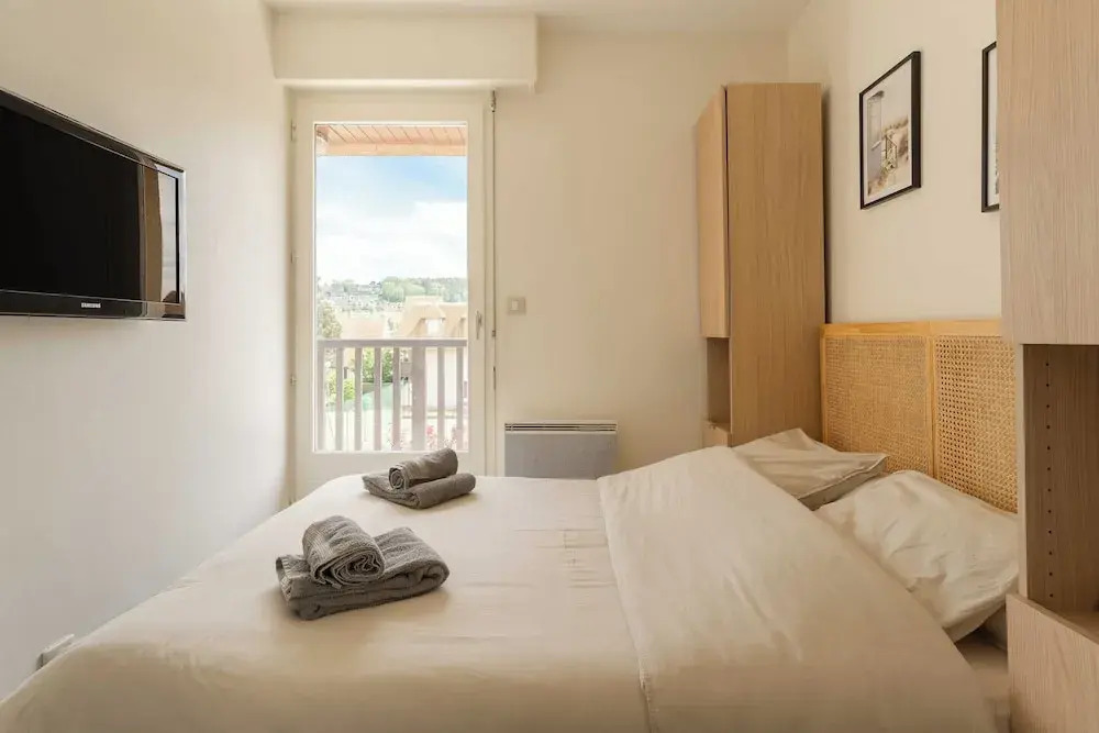 Renovated Apartment Sleeping 6 - Pool and Tennis