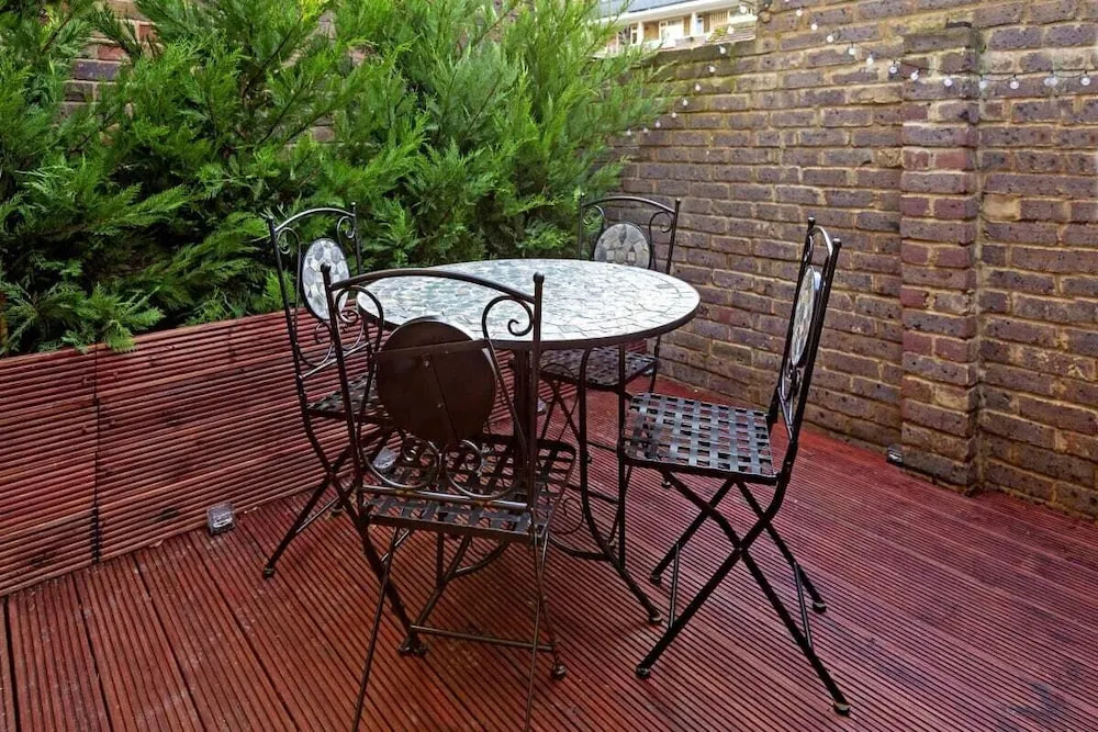 Bright 2 Bedroom House in Kennington