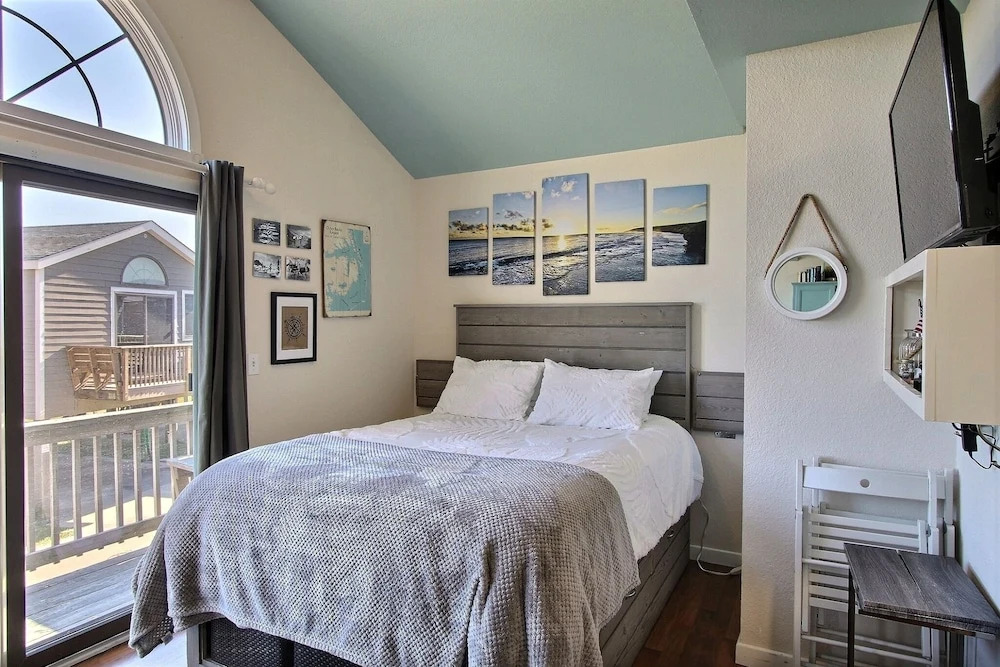 4 Carolina Lady Studio Bedroom Condo by RedAwning