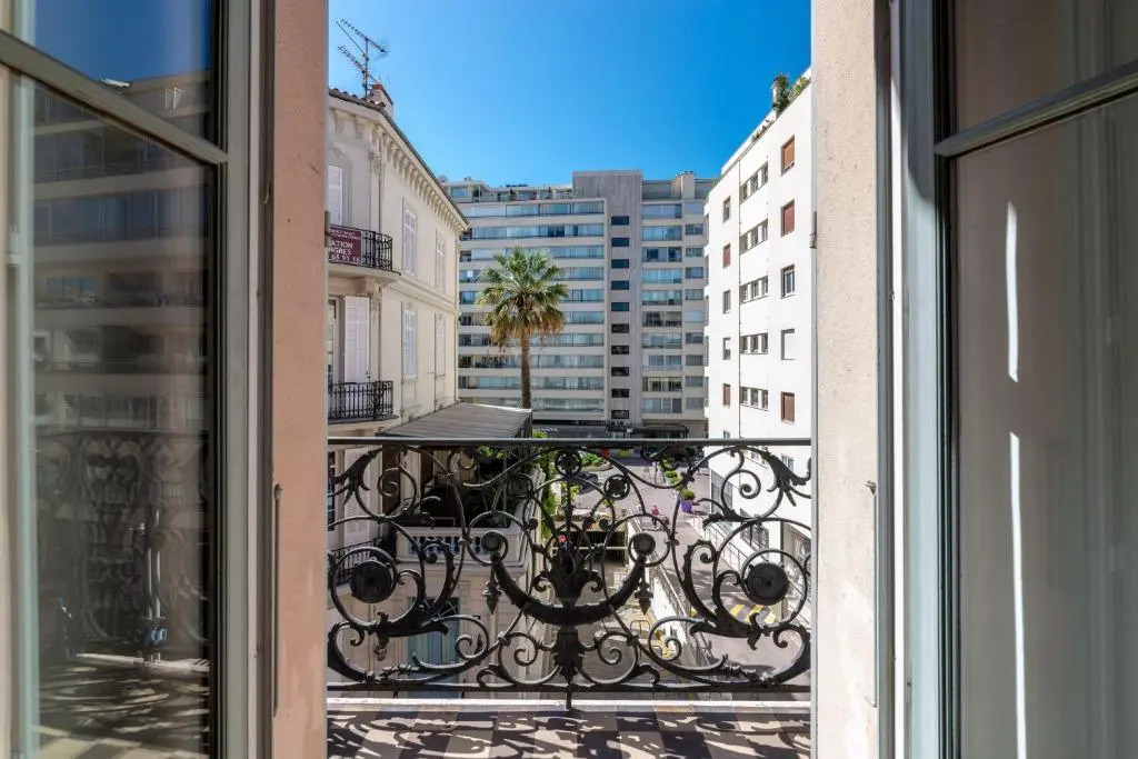 La Guitare 22 - Spacious 1 Br Apartment in the Center of Cannes, Right Behind Grand Hotel