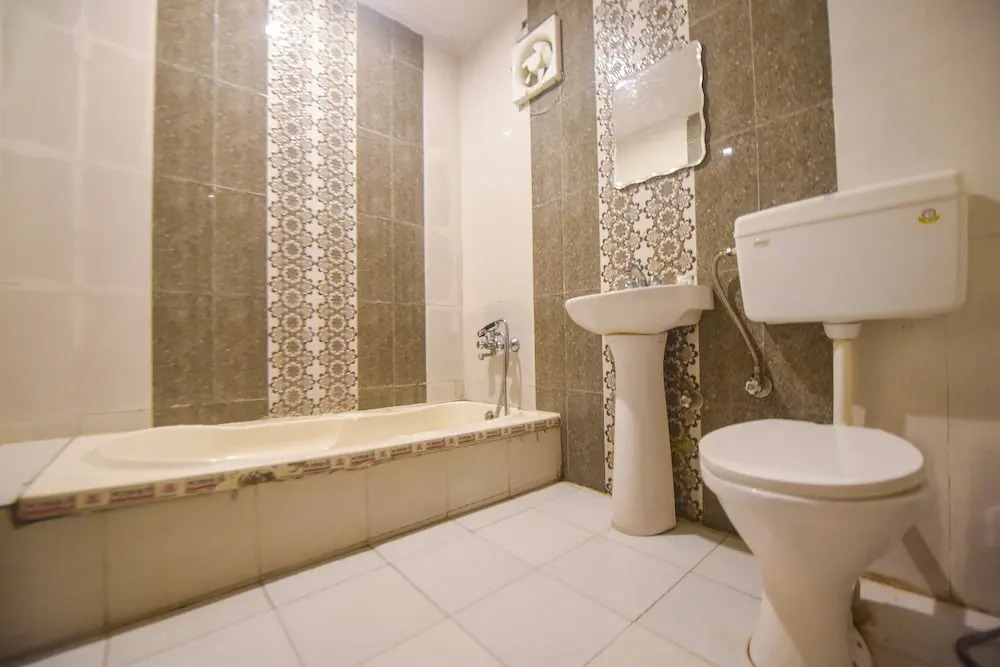 OYO 10566 Hotel Shanti Guest House
