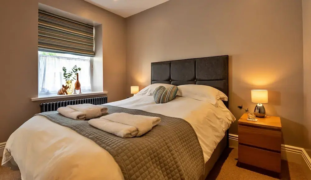 Apartment in Buxton Old Post Office, No Deposit