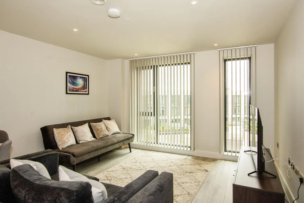 Sleek 6-Guest Apt at St  Martin s  Bham