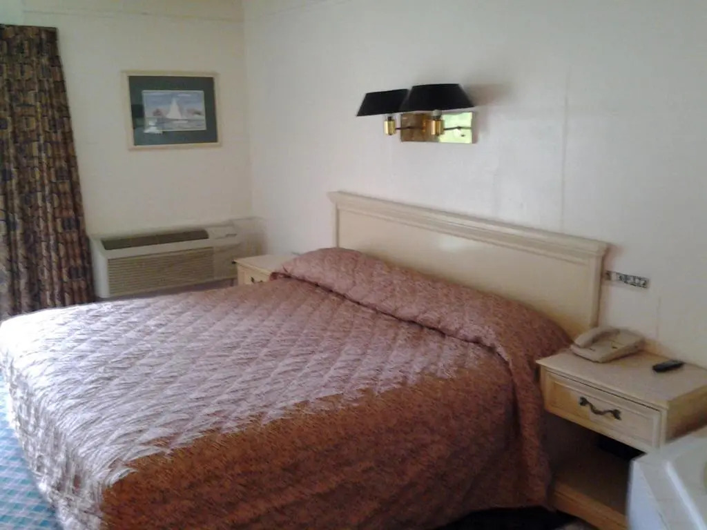 Budgetel Inn & Suites Hotel