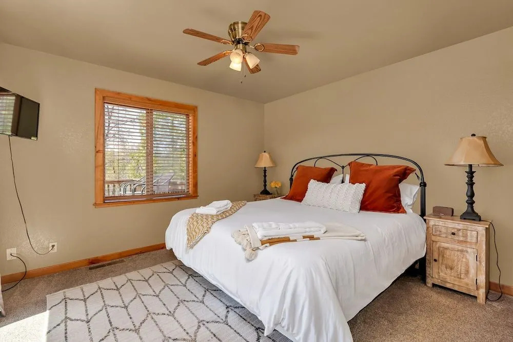 Bass Lake Beauty! 4 BDR Sleeps 16, Lakefront Views