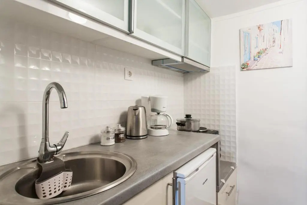 Nicholas Point Apartments and Rooms