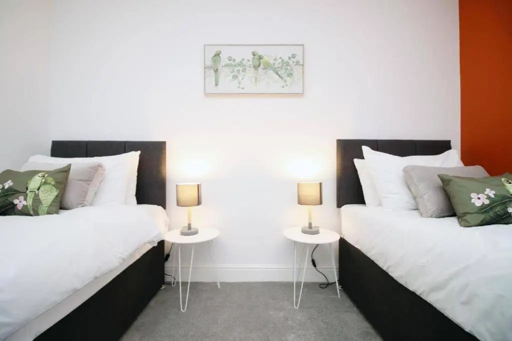 16 North Road Flat 2 by Mia Living Free Parking On Site