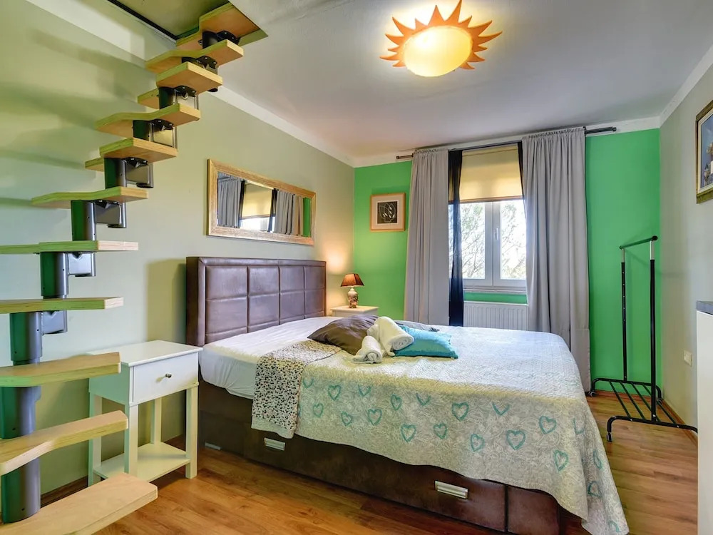 Villa with Swimming Pool, Volleyball Court & Hot Tub, near Rovinj