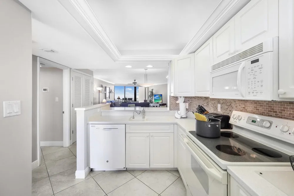 Beachfront Condo With Sw-facing Balcony and Pool