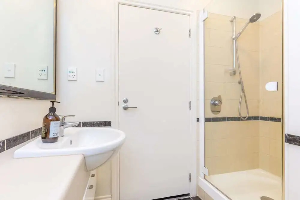 Lovely City Apartment with Pool & Gym