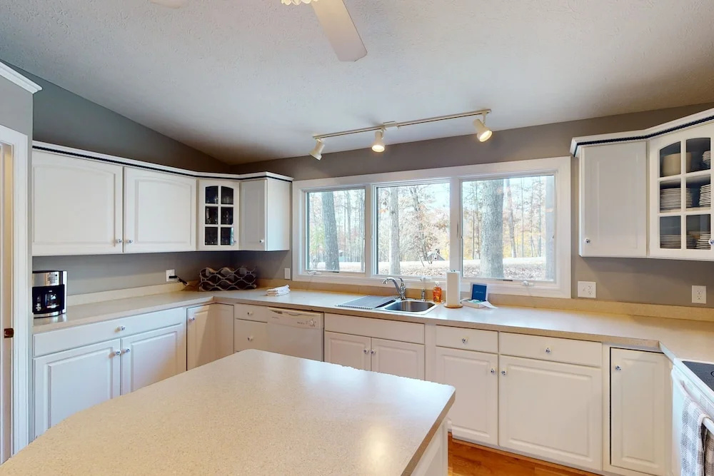 Lakeside Park - Spacious pet Friendly House W/hot Tub, Kayaks, air Hockey, Deck & Patio