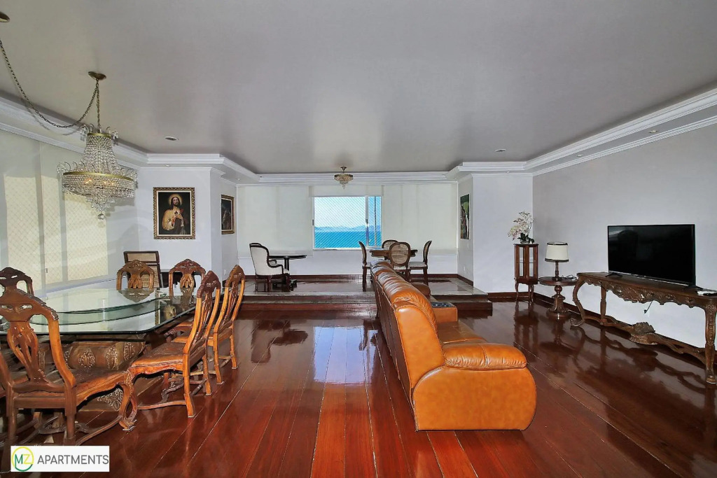 Enorme Sala e 3 quartos suite com vista frontal para o mar no posto 6 em Copacabana para ate 10 pessoas