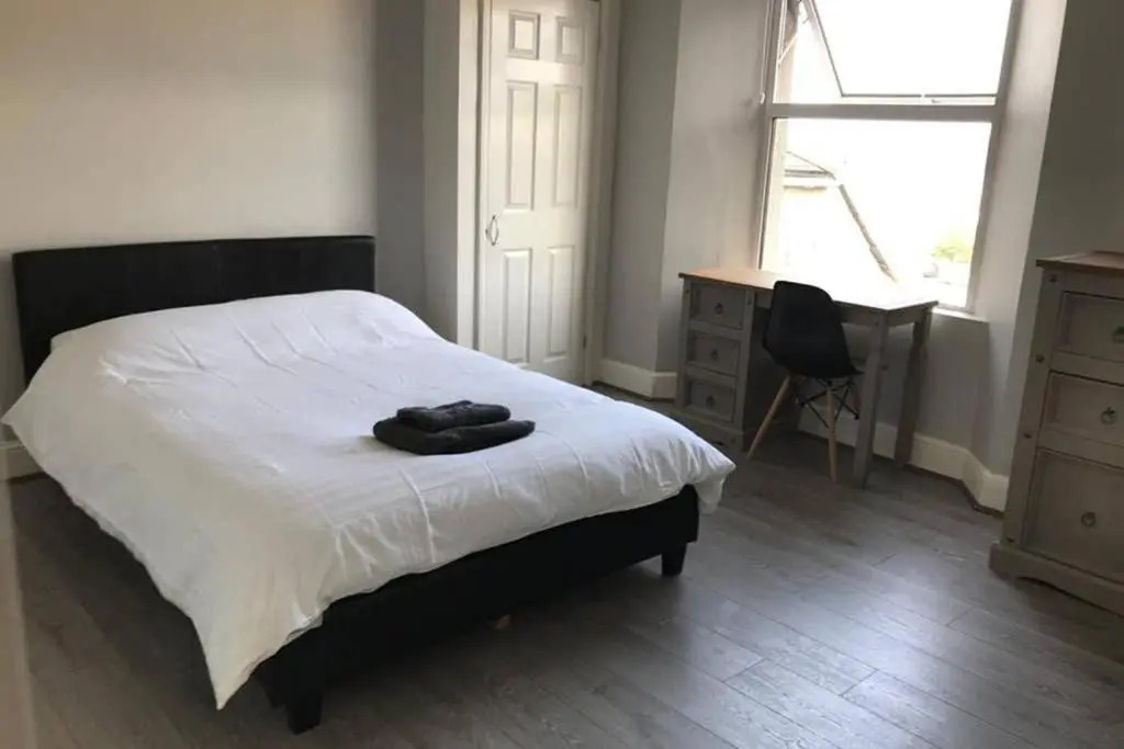 Large 7 bedroom House with Parking near City Centre