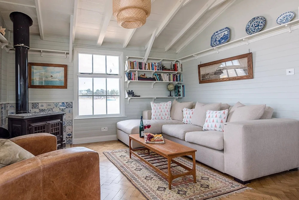The Boathouse in Felixstowe Ferry - Stunning Waterfront Property