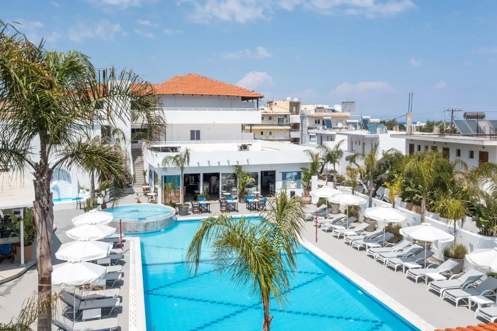 Tinas Plus Hotel