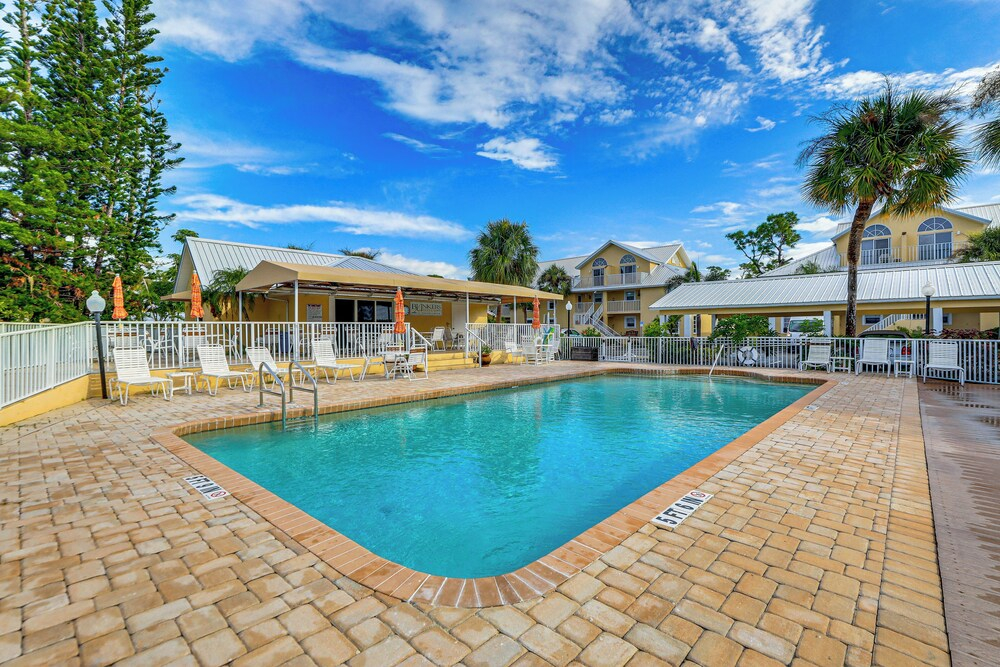 8 Mi to Beach w/ Pool Access: Englewood Condo!