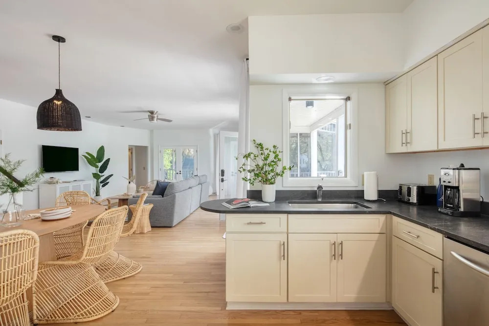 Huckleberry by Avantstay Classic Charleston Home Close to Beach Outdoor Dining