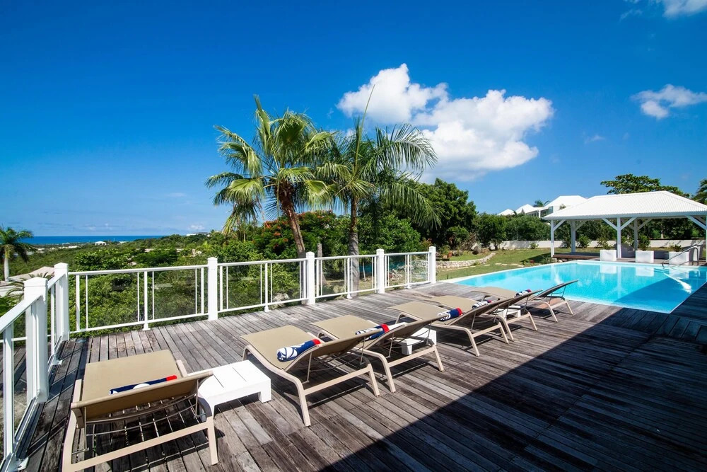 Exclusive Terres Basses Location, Full AC, Salt Water Pool, Wifi, Short Drive to the Beach!