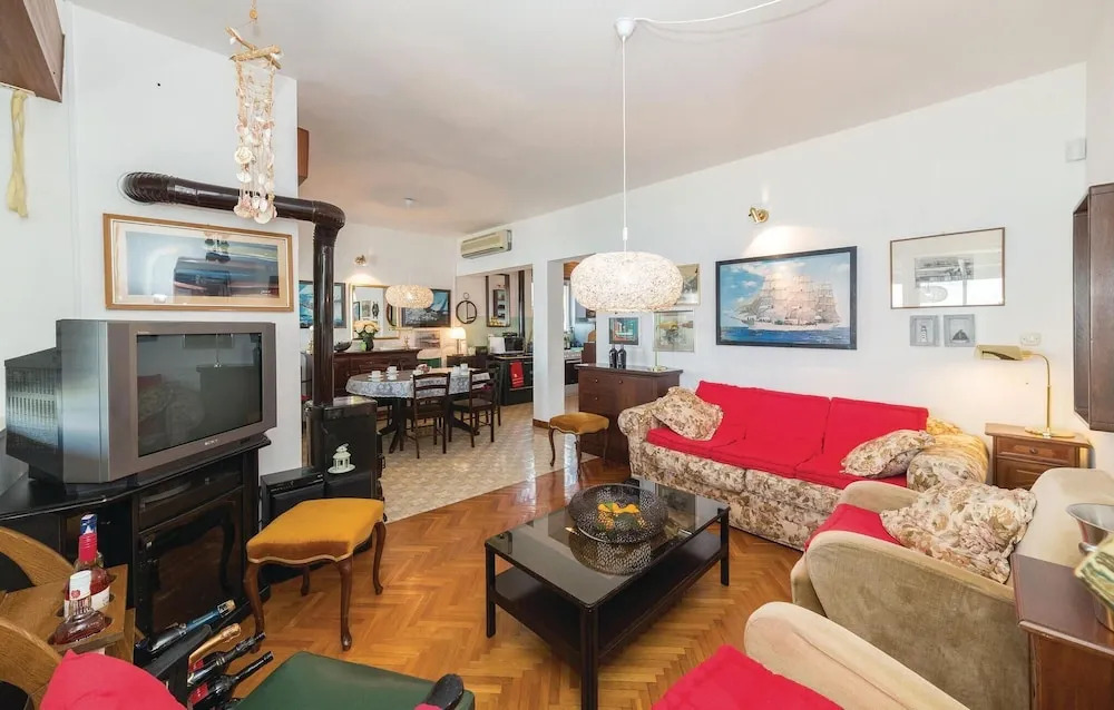 Amazing Home in Seget Donji With Wifi and 5 Bedrooms