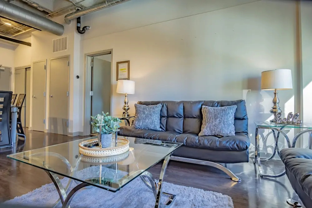 Midtown 1br Fully Furnished Apartment - Great Location! 1 Bedroom Apts by RedAwning