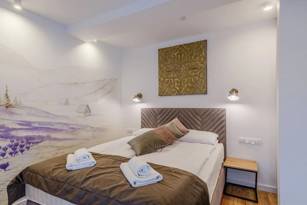 REZYDENCJA ORNAK 5 - stylowe apartamenty z balkonami i jacuzzi, 5 min pieszo do Krupówek, IZBY PODHALAŃSKIE