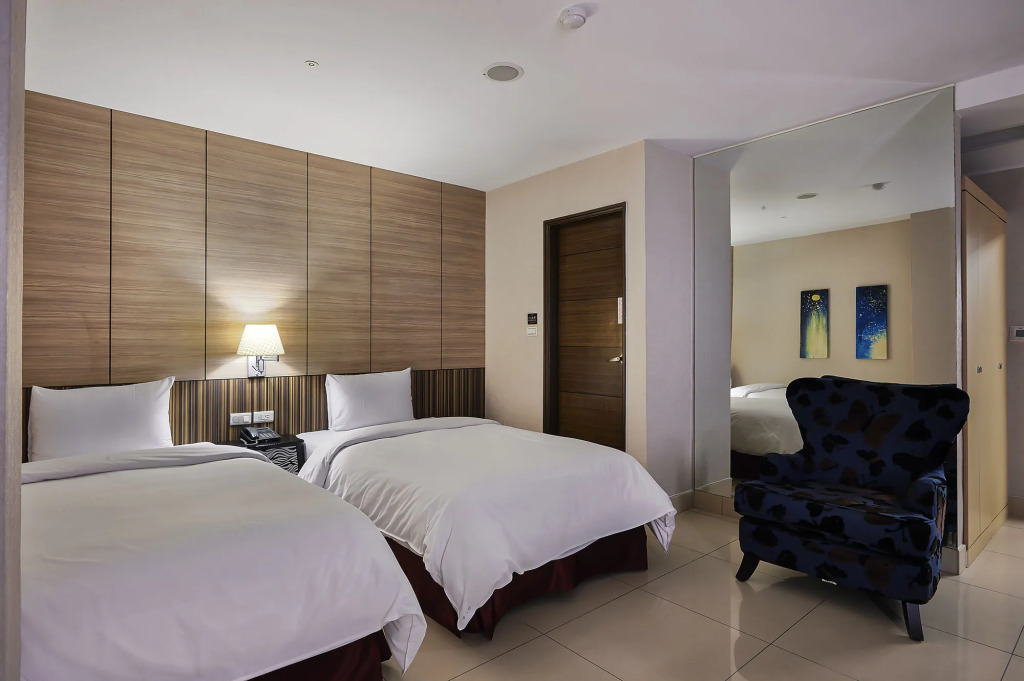Delton Hotel Love River
