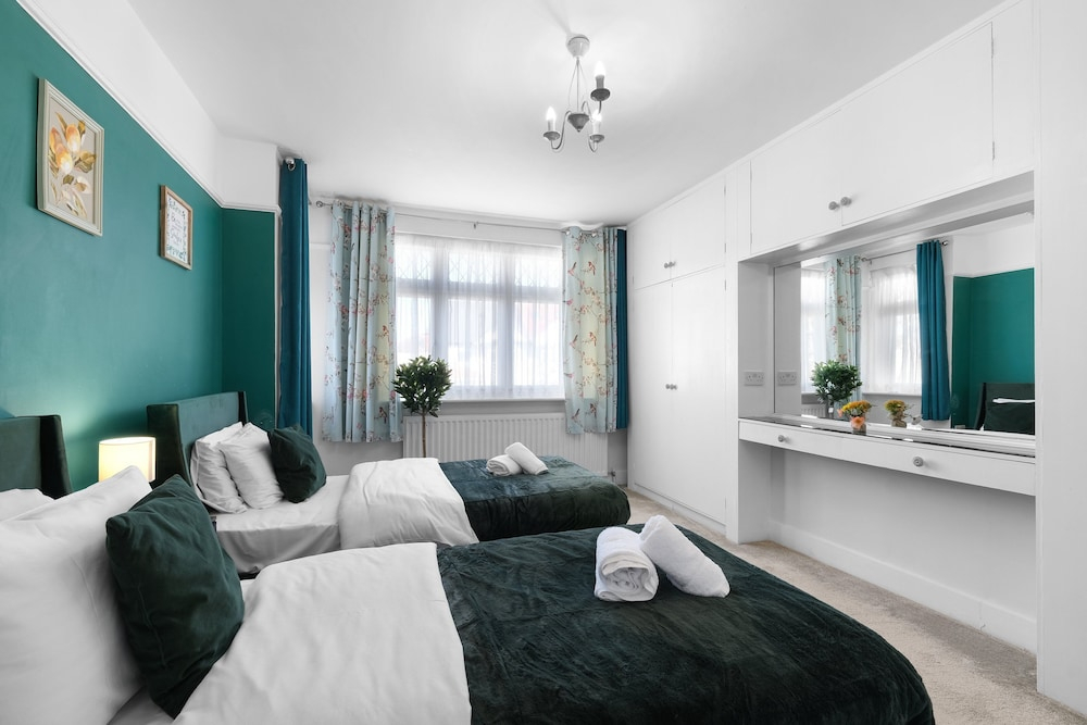 Spacious 5 Bedroom Family Home in Harrow