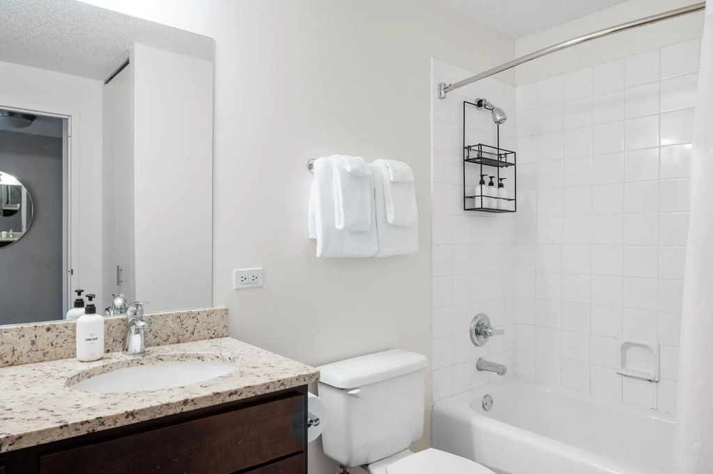 Chicago | Stunning 1BD/1BA River North Apartment