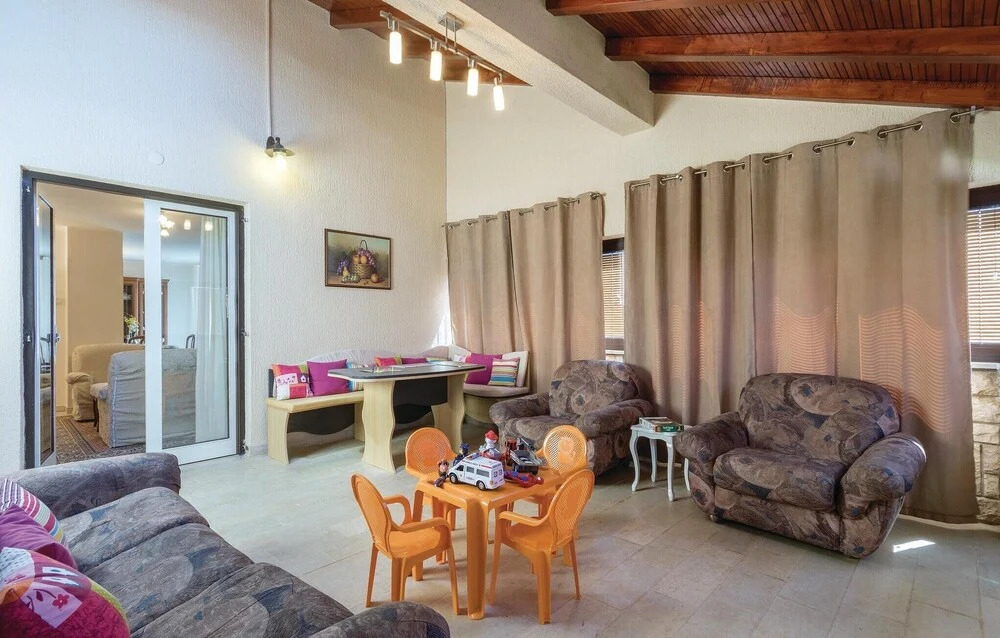 Awesome Apartment in Valbandon With 3 Bedrooms and Wifi