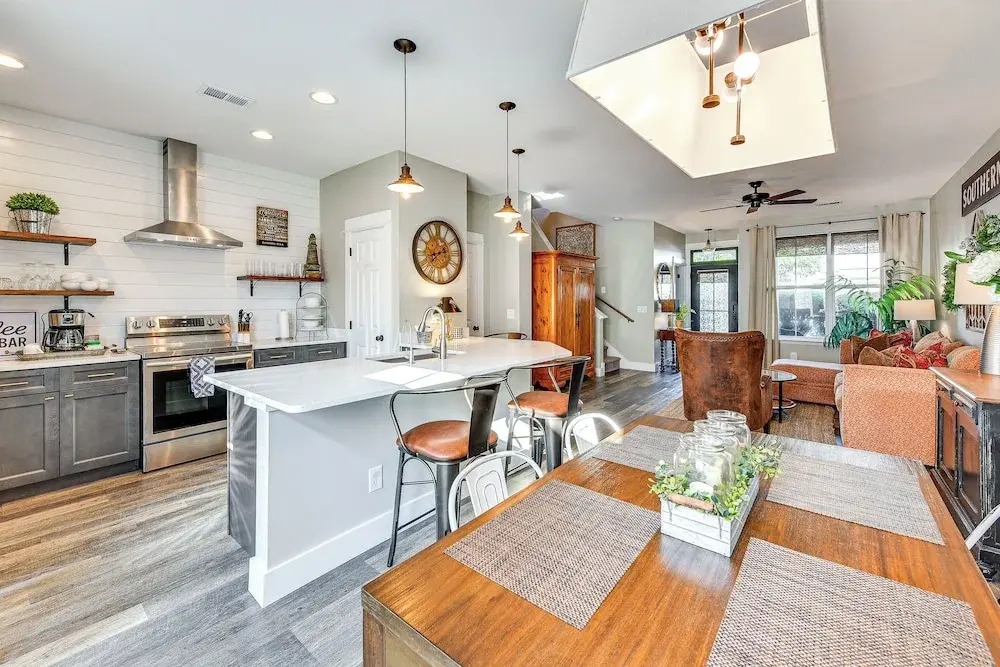 1 Mi to Old Town: Cheerful Bluffton Townhome!