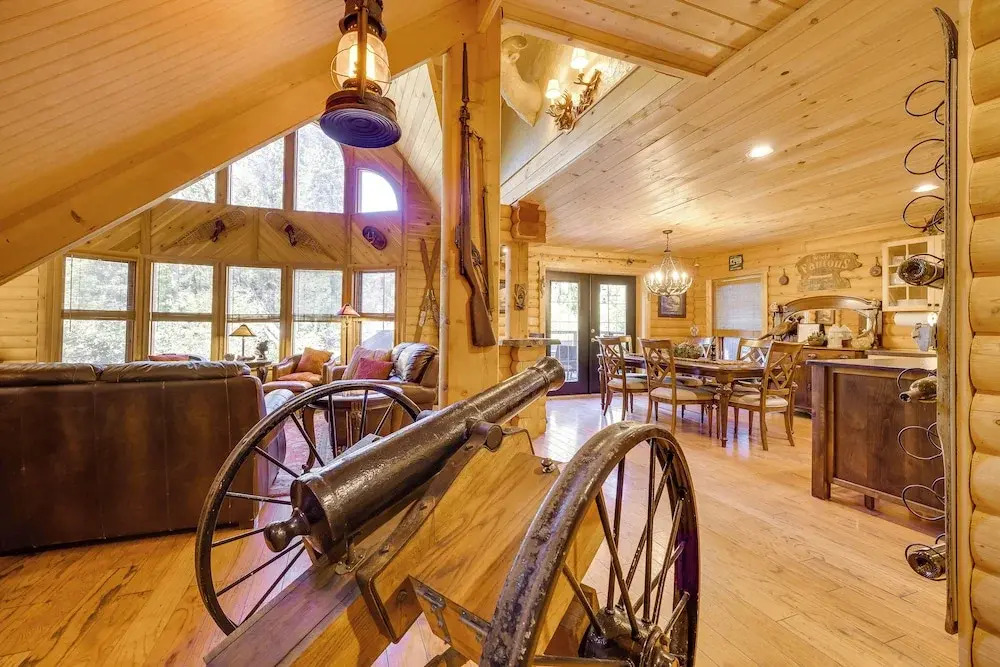 Spacious Packwood Cabin w/ Hot Tub - Near River