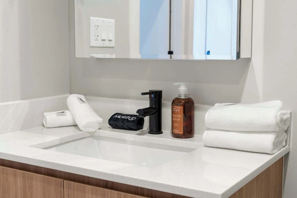 Edgewater Gem Stylish 2BR Apartment Near Lake