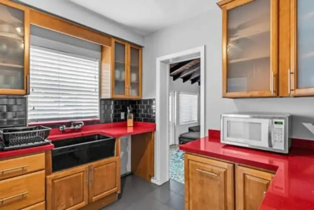 427 NE 107th Studio 6BR 3BA 7 Beds Pool Parking 2 Kitchen
