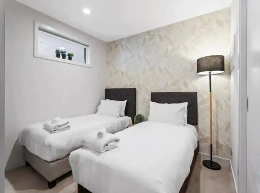 Stunning 2BR w/ Views Near Sky Tower- Zodiak Stays