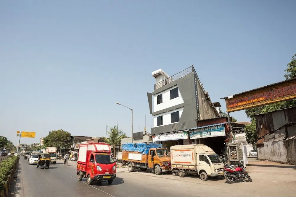 OYO 7062 Amana Suites
