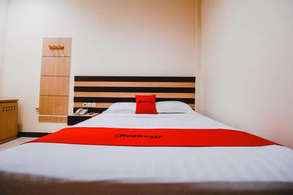 Reddoorz Plus near Makassar Town Square