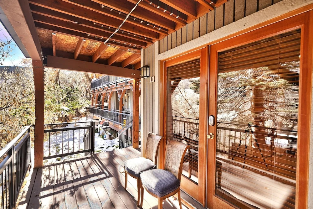 Woodside 11 1 Bedroom Condo by RedAwning