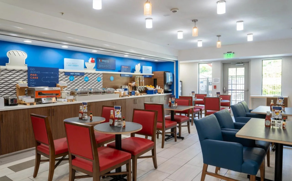 Holiday Inn Express & Suites - Lake Forest by IHG