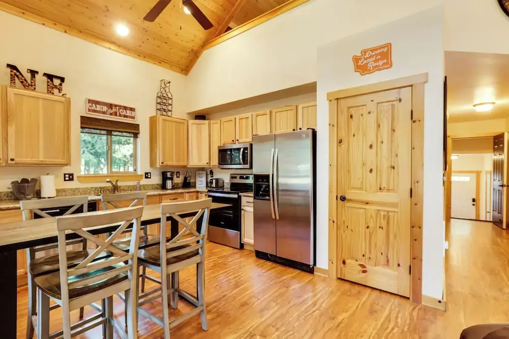 Hot Tub & Game Room: Ronald Retreat 2 Mi to Lake!