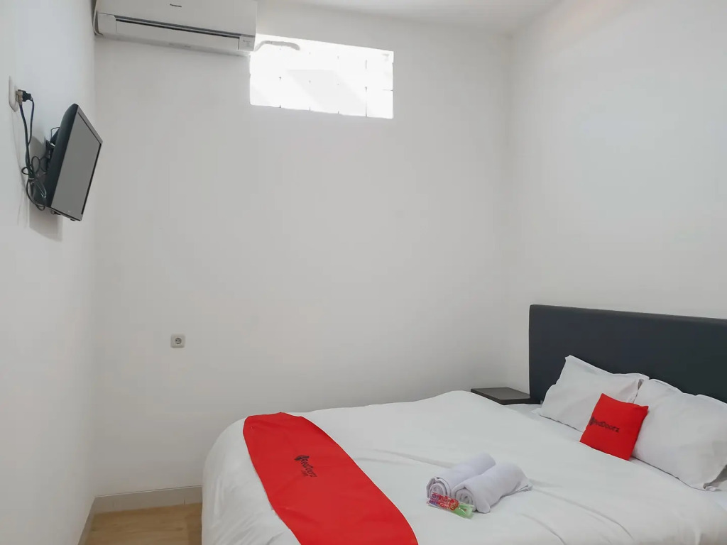 RedDoorz near Istana Plaza 3