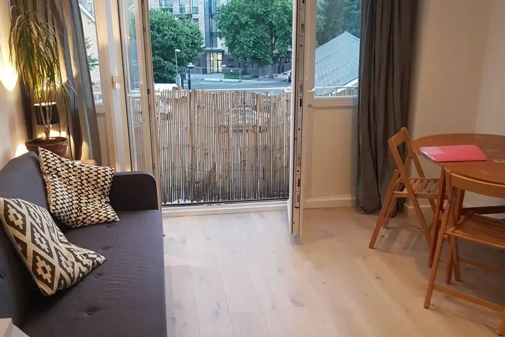 Sunny 1 Bedroom Apartment In Fun Neighbourhood